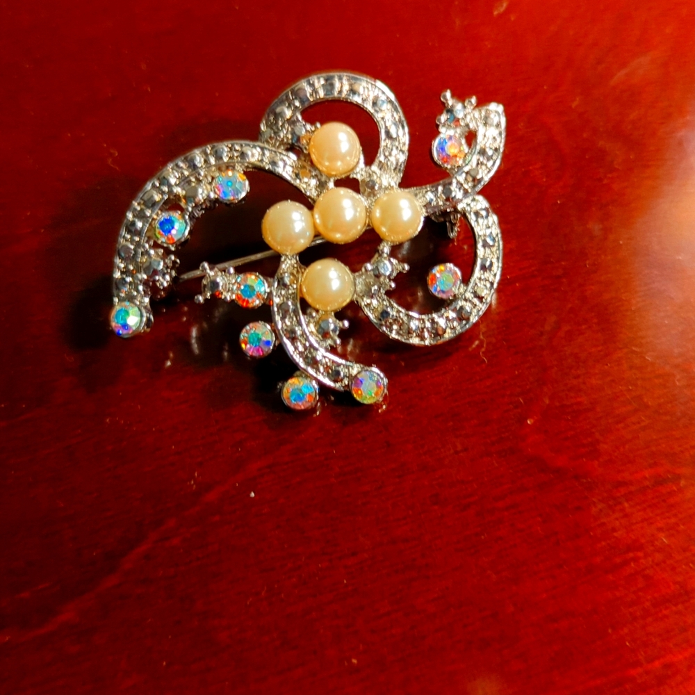 Vintage Pearl brooch